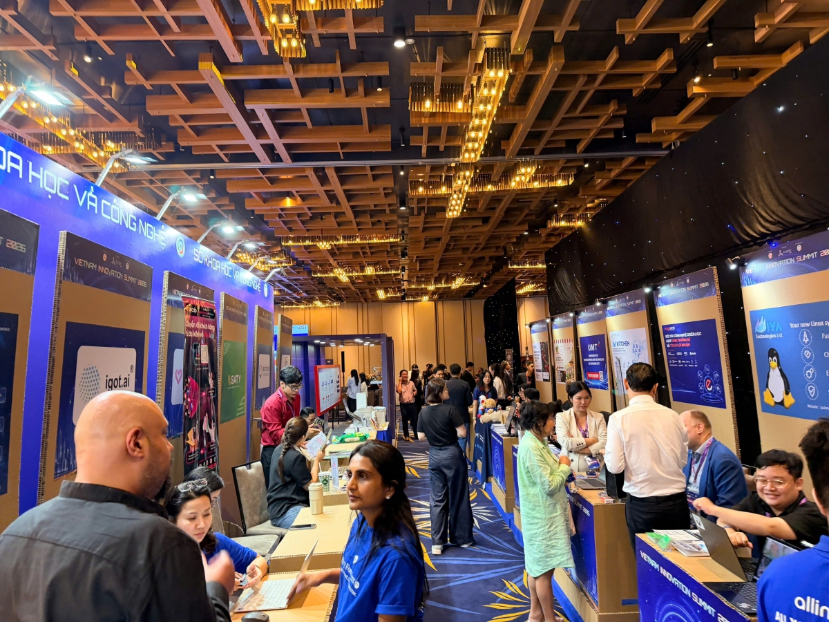 Khu vực triển lãm tại Vietnam Innovation Summit 2026, nơi các doanh nghiệp công nghệ giới thiệu sản phẩm, giải pháp và kết nối với đối tác, nhà đầu tư nhằm mở rộng cơ hội hợp tác, ứng dụng công nghệ. Ảnh: Nart Thái