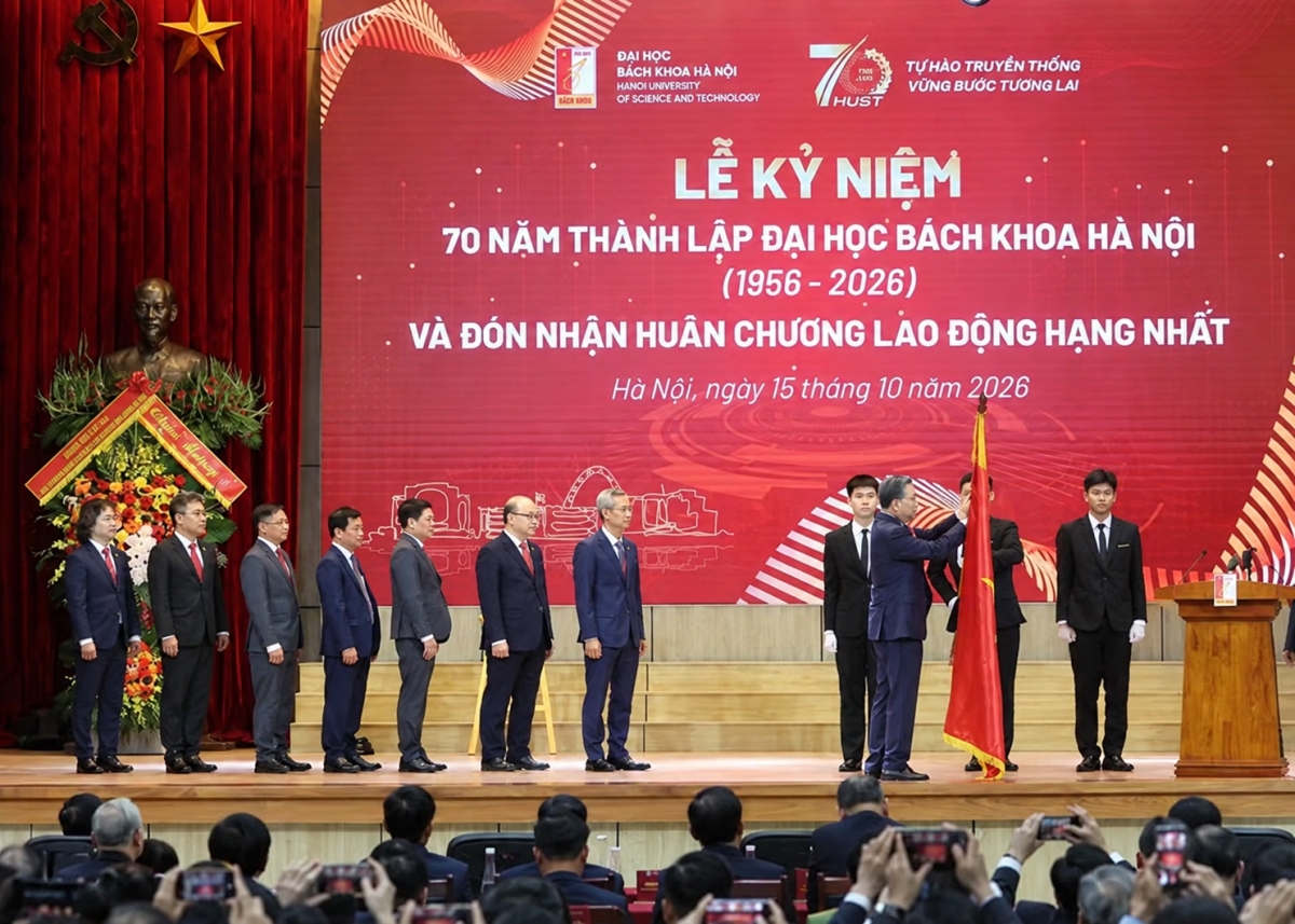Tổng Bí thư, Chủ tịch nước Tô Lâm trao Huân chương Lao động hạng nhất tặng Đại học Bách khoa Hà Nội.