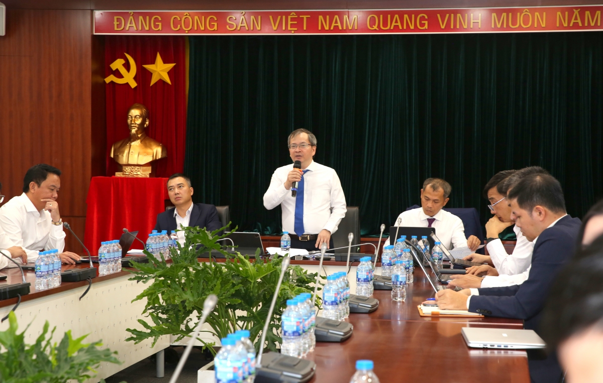 Ông Khương Lê Thành - Thành viên HĐQT BSR cùng các thành viên HĐQT, Ban Tổng Giám đốc chủ trì và trả lời các câu hỏi của các nhà đầu tư, quỹ đầu tư và công ty chứng khoán. Ảnh: BSR