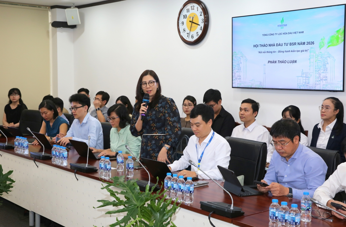 Nhà đầu tư đặt câu hỏi tới BSR. Ảnh: BSR