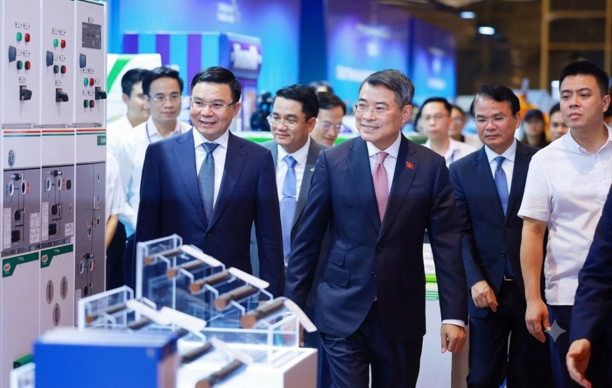 Thủ tướng Lê Minh Hưng tham quan các gian hàng trưng bày sản phẩm đạt Thương hiệu quốc gia. Ảnh: TTXVN