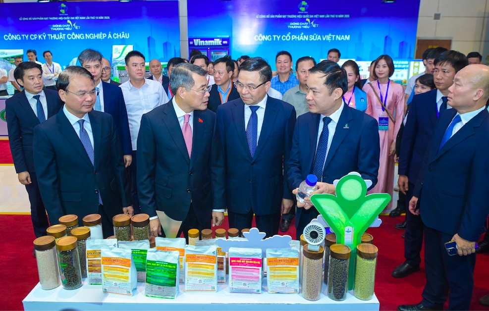 Chủ tịch HĐTV Petrovietnam Lê Ngọc Sơn (thứ 4 từ trái sang) giới thiệu bộ sản phẩm Phú Mỹ với Thủ tướng Lê Minh Hưng, Bộ trưởng Bộ Công Thương Lê Mạnh Hùng tại gian trưng bày của Tổng Công ty Phân bón và Hóa chất Dầu khí, PVFCCo - Phú Mỹ, đơn vị thành viên của Petrovietnam.