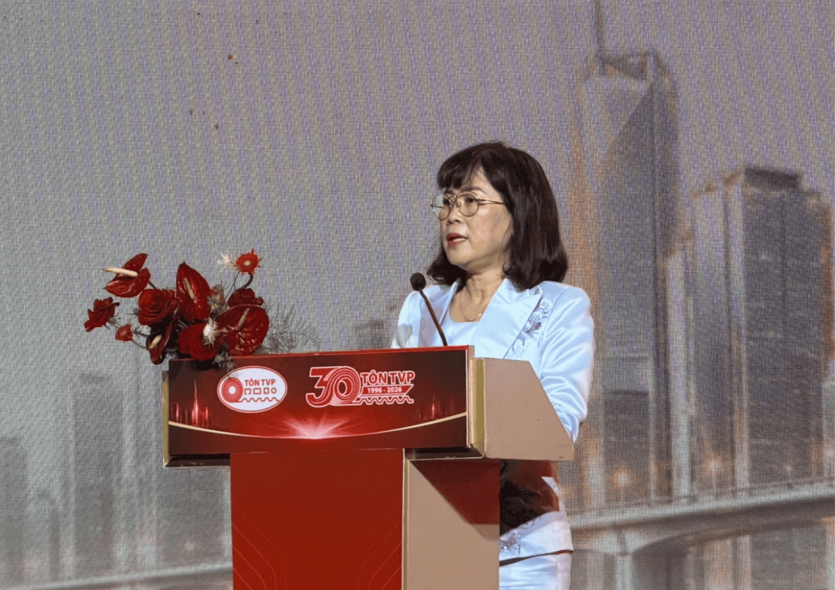 Bà Nguyễn Đài Thy - Phó Chủ tịch Thường trực UBND tỉnh Tây Ninh, chúc mừng Thép TVP nhân dịp kỷ niệm 30 năm thành lập và đón nhận Huân chương Lao động hạng Nhất. Ảnh: Nart Thái