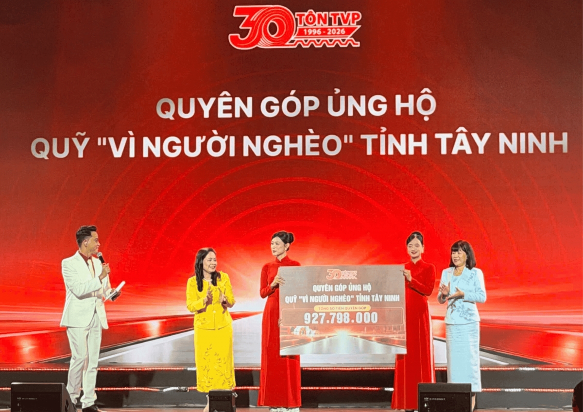 Tổng số tiền 927.798.000 đồng ủng hộ Quỹ “Vì người nghèo” tỉnh Tây Ninh được trao tại buổi lễ. Ảnh: Nart Thái