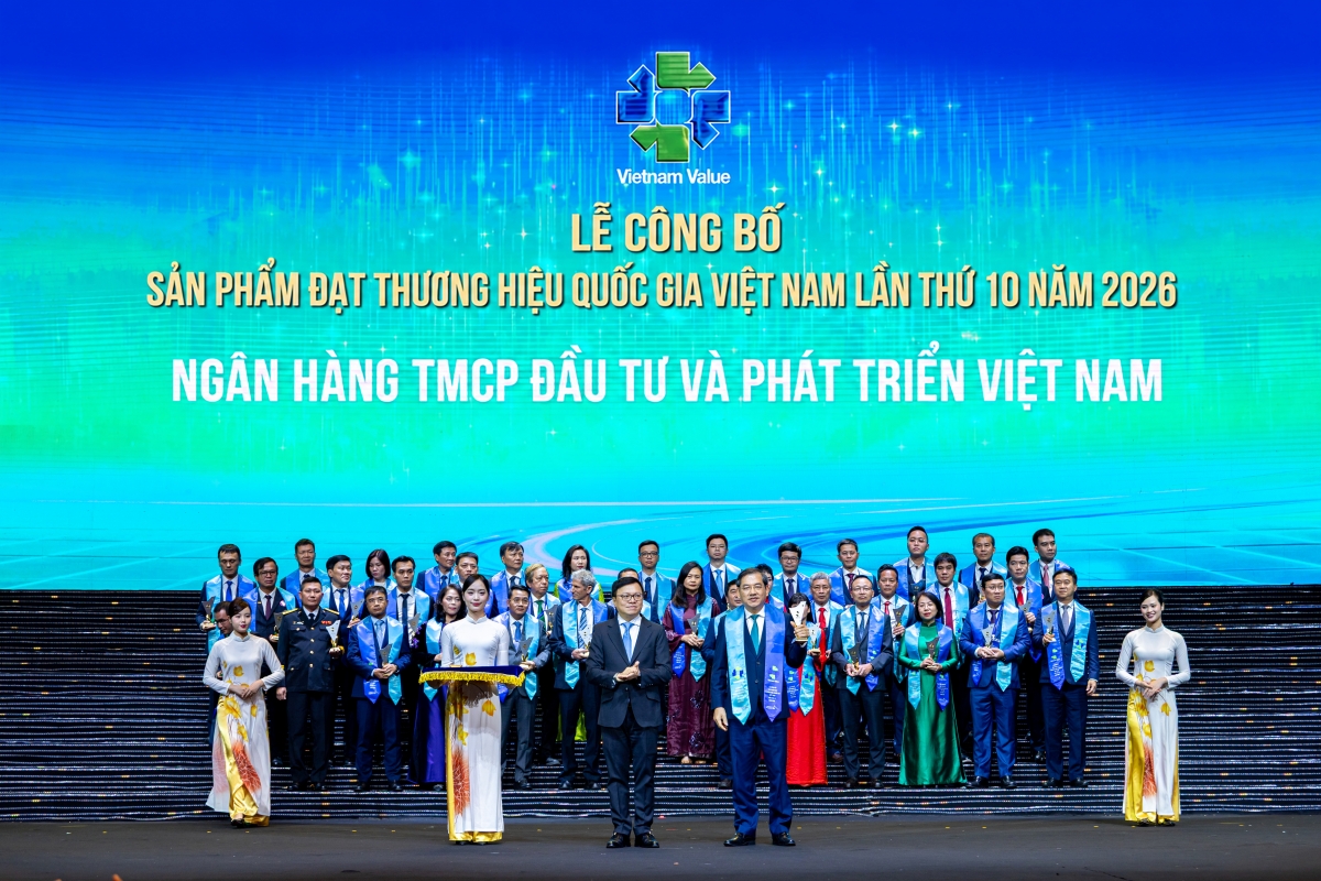 Ủy viên HĐQT BIDV Đặng Văn Tuyên đại diện ngân hàng nhận Danh hiệu
