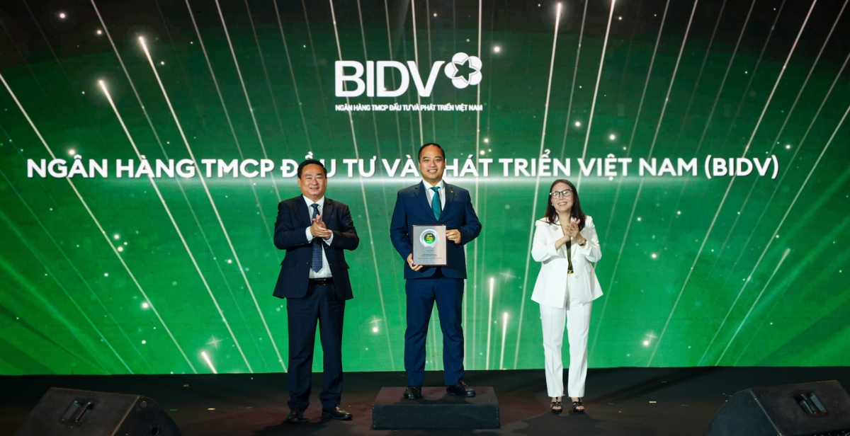 Ông Trương Quốc Tuấn - Trưởng Ban Nghiên cứu và Quản trị Chiến lược BIDV - đại diện ngân hàng nhận danh hiệu