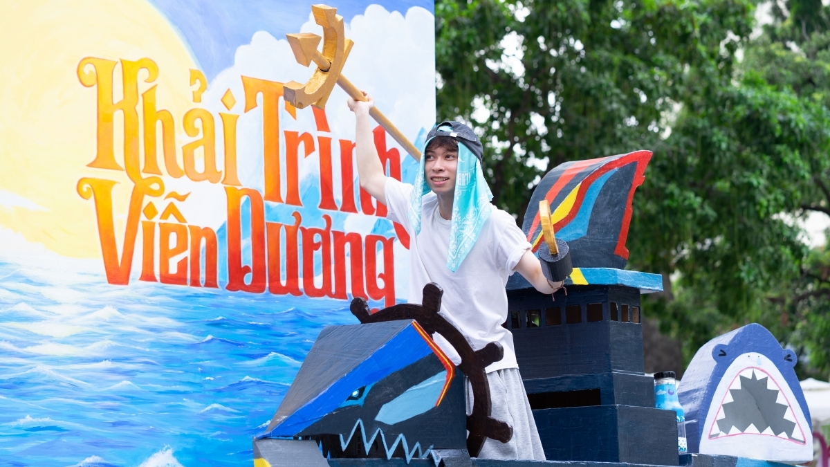 Tân sinh viên hào hứng check-in tại photobooth “Hải Trình Khai Lộ”