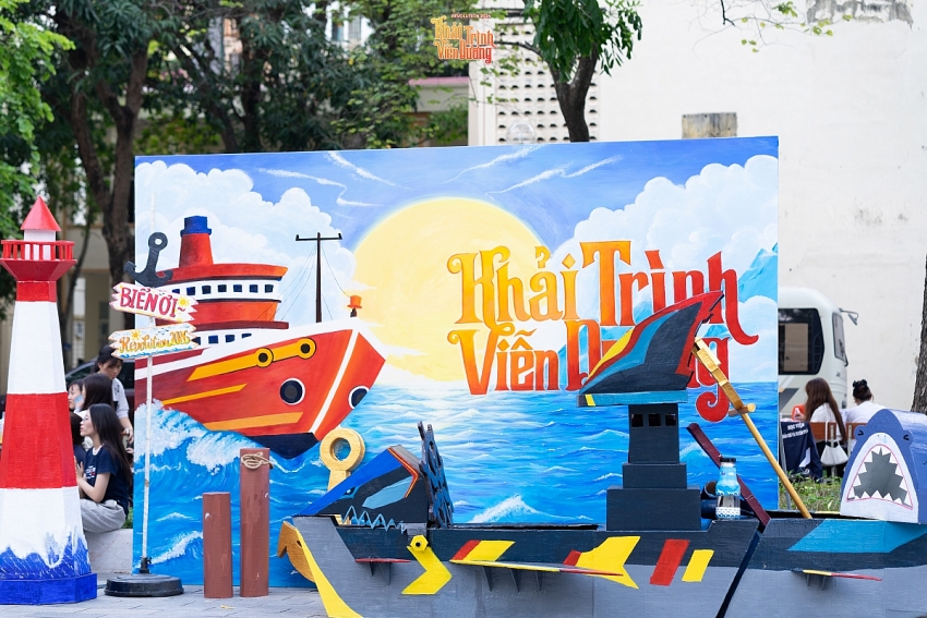 Tân sinh viên hào hứng check-in tại photobooth “Hải Trình Khai Lộ”