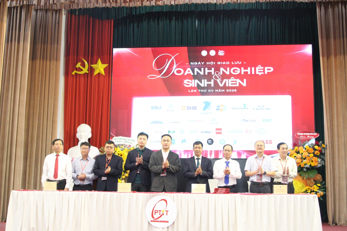 Đại diện Học viện Công nghệ Bưu chính Viễn thông và các doanh nghiệp thực hiện nghi thức ký kết hợp tác tại Ngày hội Giao lưu Doanh nghiệp và Sinh viên lần thứ XV - năm 2026.