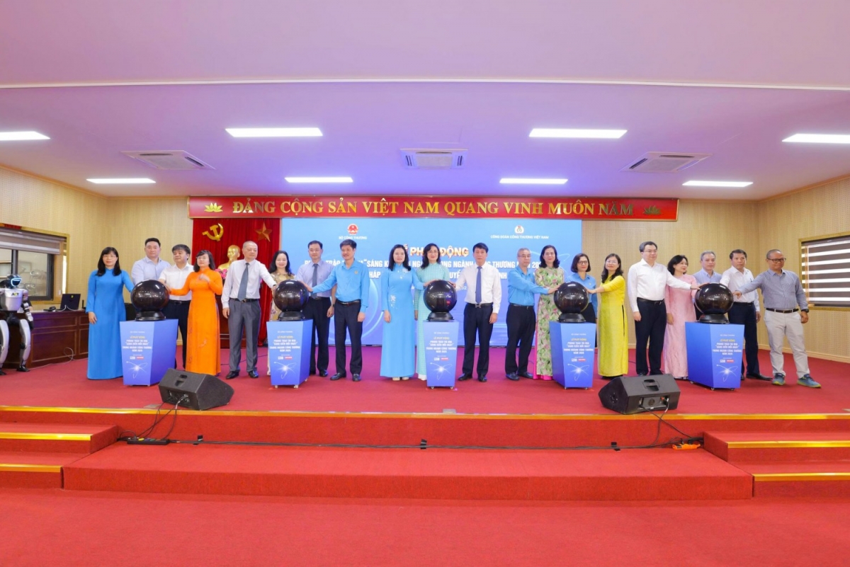 Nghi thức phát động phong trào “Sáng kiến mỗi ngày”, khởi động Cuộc thi “Nhóm giải pháp Đổi mới sáng tạo - Chuyển đổi số ngành Công Thương”.