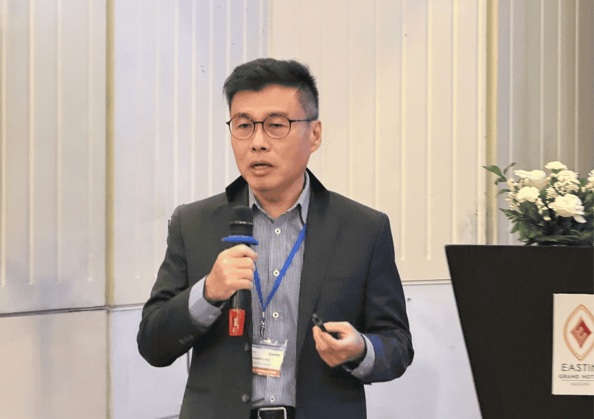 Ông Frank Kong - Giám đốc Kinh doanh của Amiad Water Systems, chia sẻ về công nghệ lọc tự làm sạch ứng dụng trong tiền xử lý nước biển và lọc tinh cho ngành bán dẫn. Ảnh: Nart Thái