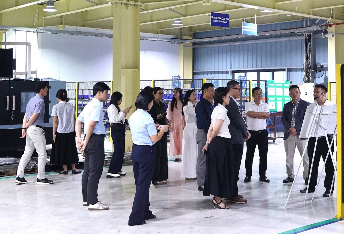 Đoàn đại biểu tại buổi lễ tham quan Line Tour hiện trường cải tiến. Ảnh: NVH