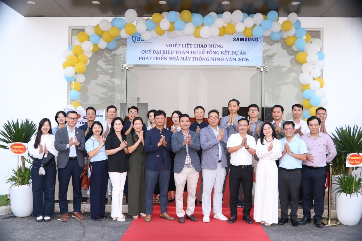 Đoàn đại biểu tại buổi lễ chụp ảnh lưu niệm với Ban lãnh đạo công ty Thái Bình Dương. Ảnh: NVH