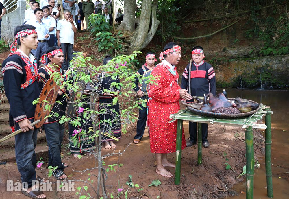 Phục dựng Lễ cúng bến nước của người Êđê tại xã Ea Yông