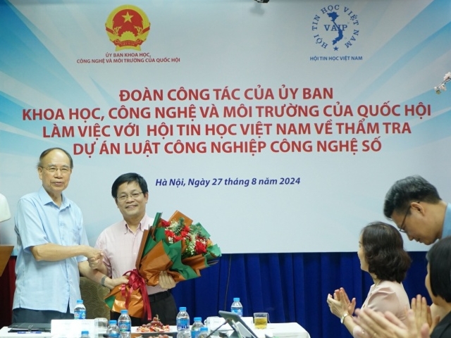 GS.TS Nguyễn Thanh Thuỷ được bầu làm Chủ tịch Hội Tin học Việt Nam