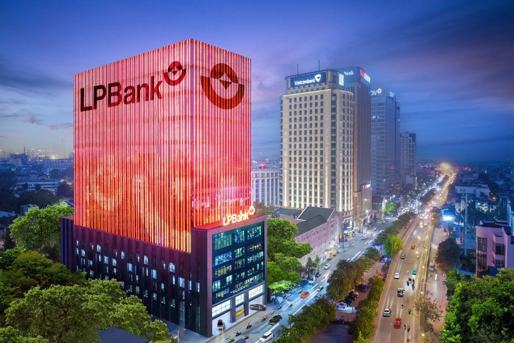 LPBank cắt giảm gần 1.800 nhân sự trong 9 tháng, thu nhập bình quân nhân viên tăng 11%