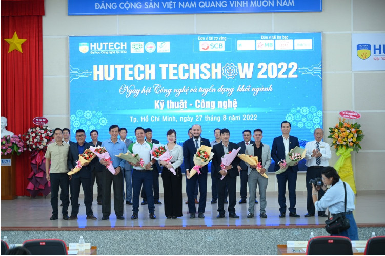 cong ty cp phan phoi cong nghe quang dung ky ket hop tac tren nhieu phuong dien tai hutech techshow 2022