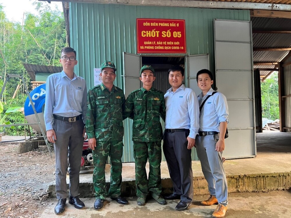 dat group tai tro den nang luong mat troi thap sang duong tuan tra bien gioi