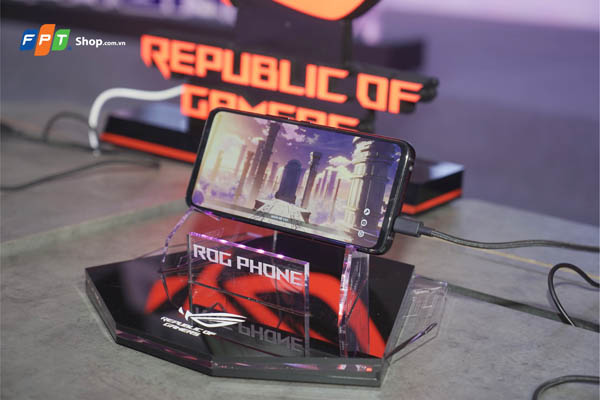 fpt shop mo ban som dien thoai asus rog phone 7 cung qua tang doc quyen len den hon 7 trieu dong