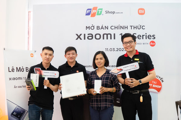 fpt shop uu tien tang qua hap dan cho khach hang nhan san pham xiaomi 13 series som nhat