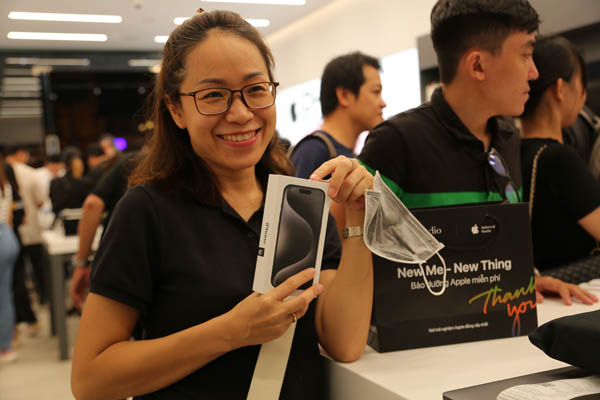 FPT Shop và F.Studio đồng loạt giao iPhone 15 Series chính hãng đầu tiên đến khách hàng trên toàn quốc