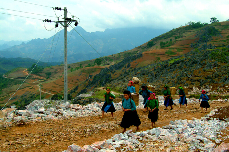 go kho tu thu tuc phap ly va quyet liet cua chinh quyen dia phuong doi voi luoi dien ha ap nong thon