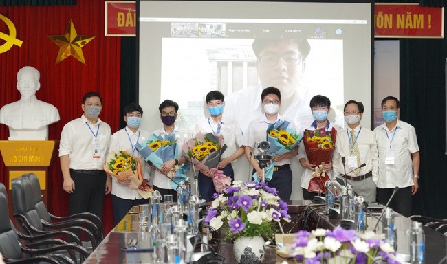 hoc sinh truong amsterdam gianh huy chuong vang olympic toan hoc quoc te 2021