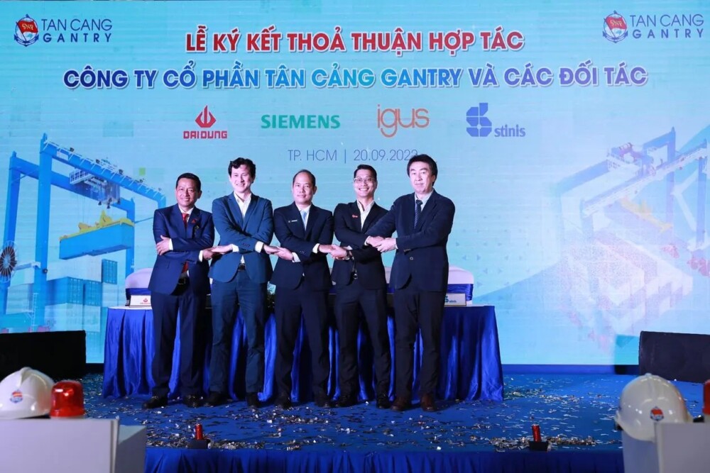 igus danh dau dot pha voi du an cau rtg dau tien cua viet nam cung cong ty cp tan cang gantry