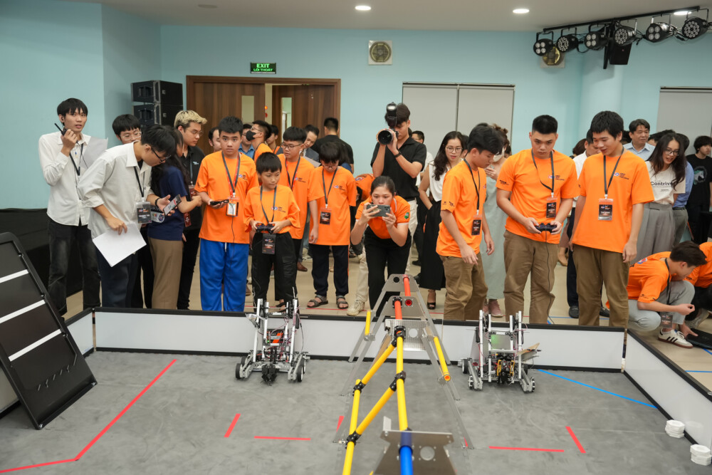 lan dau tien cuoc thi first tech challenge duoc to chuc tai viet nam