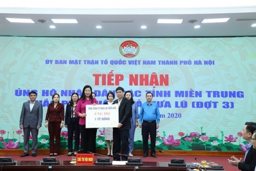 EVNNPC: Tiếp tục trao tiền ủng hộ đồng bào miền Trung