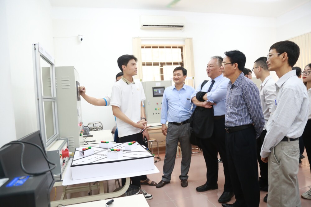 mitsubishi electric viet nam tai tro phong thi nghiem tu dong hoa cho dh giao thong van tai