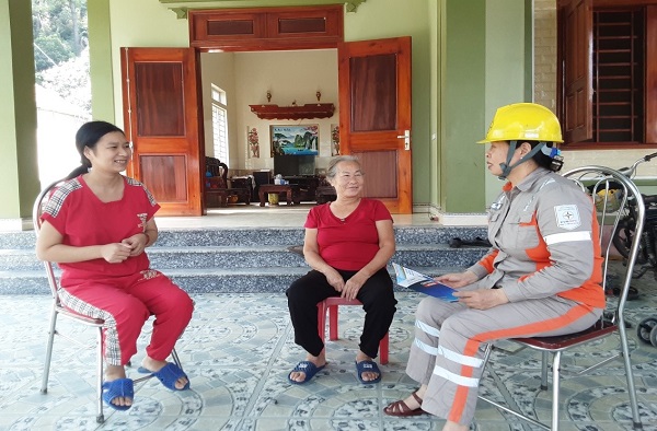 pc ha tinh nhieu hinh thuc tuyen truyen an toan dien trong mua mua bao