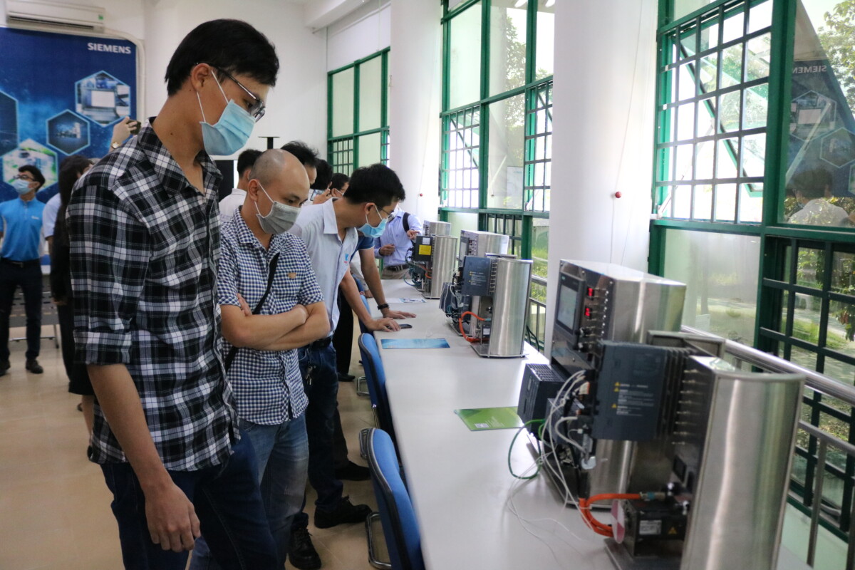 siemens thuc day ho tro dao tao sinh vien nganh ky thuat tai viet nam