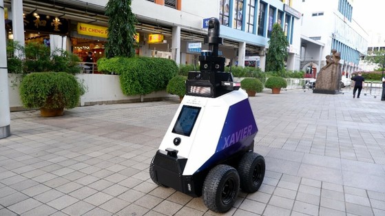 singapore su dung robot de tuan tra