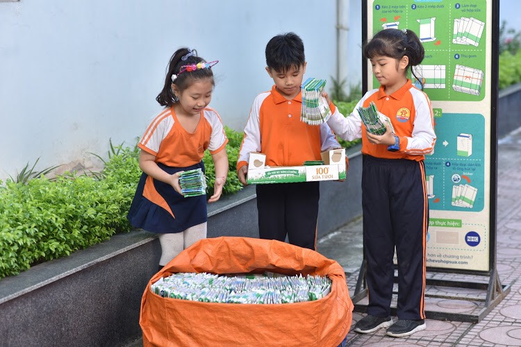 tetra pak to chuc cuoc thi cung be thu gom vo hop giay cho hoc sinh tai ha noi