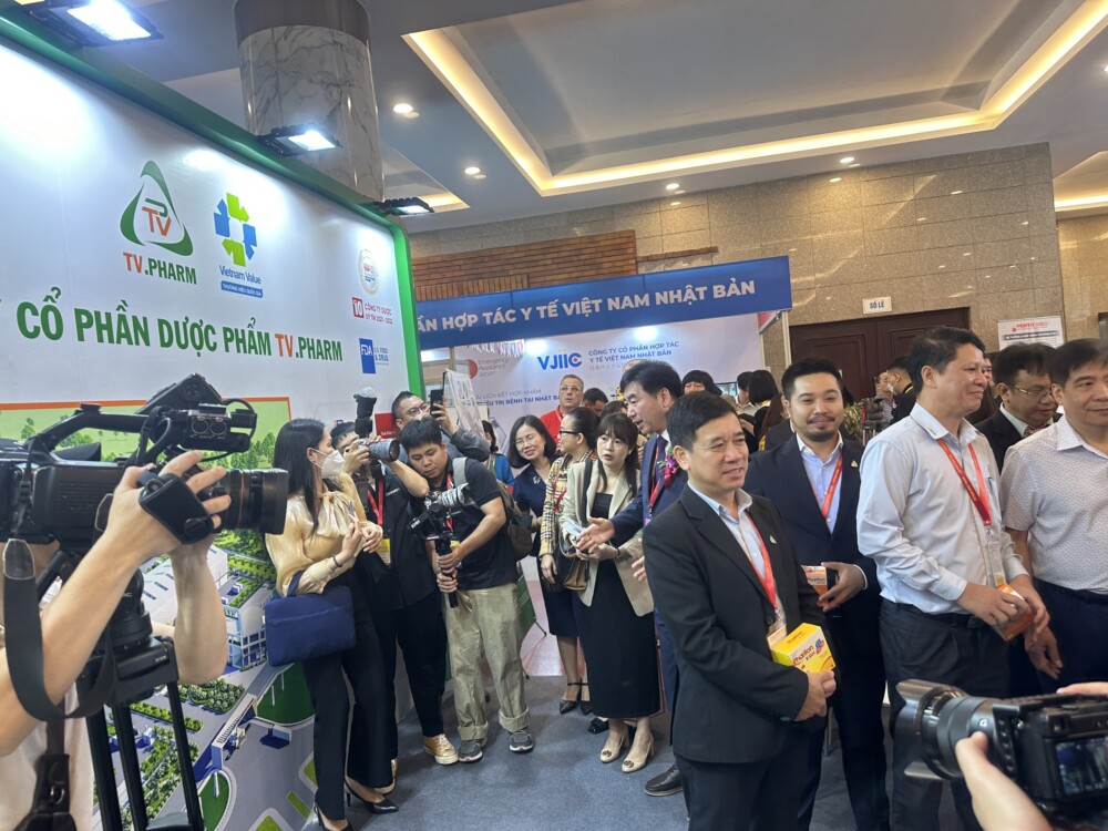 trien lam vietnam medi pharm 2023 thu hut hon 500 gian hang tu hon 30 quoc gia