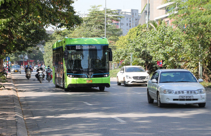 xe buyt dien chinh thuc phuc vu hanh khach tai ha noi