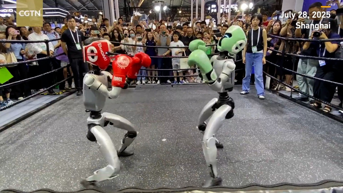 Cuộc so găng đầy kịch tính giữa 2 võ sĩ robot hình người