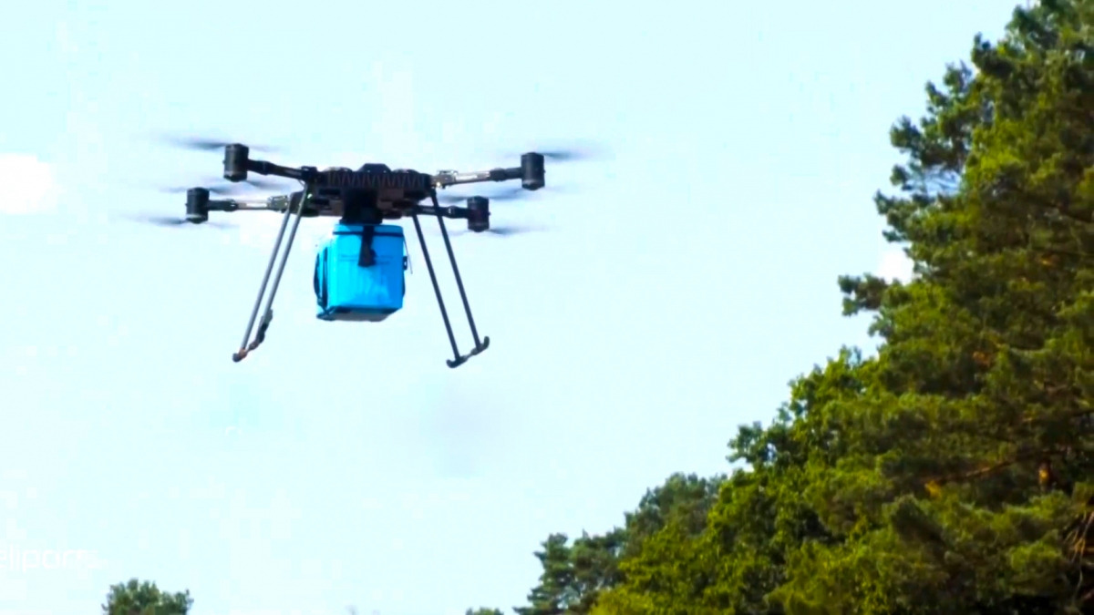 Máy bay không người lái giao thuốc cứu người trong gió bão