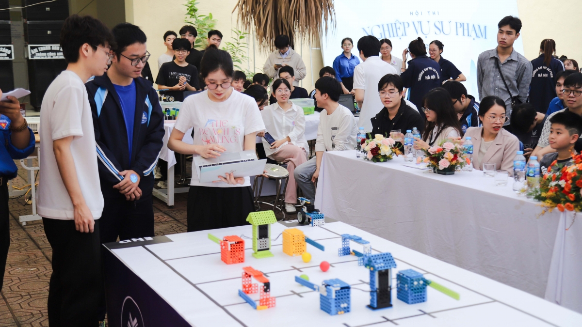 Sinh viên bứt phá sáng tạo cùng cuộc thi Lập trình điều khiển Robot