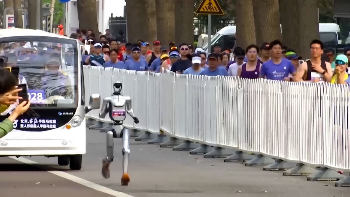 Robot hình người vượt người chạy tại cuộc thi bán chuyên marathon Bắc Kinh